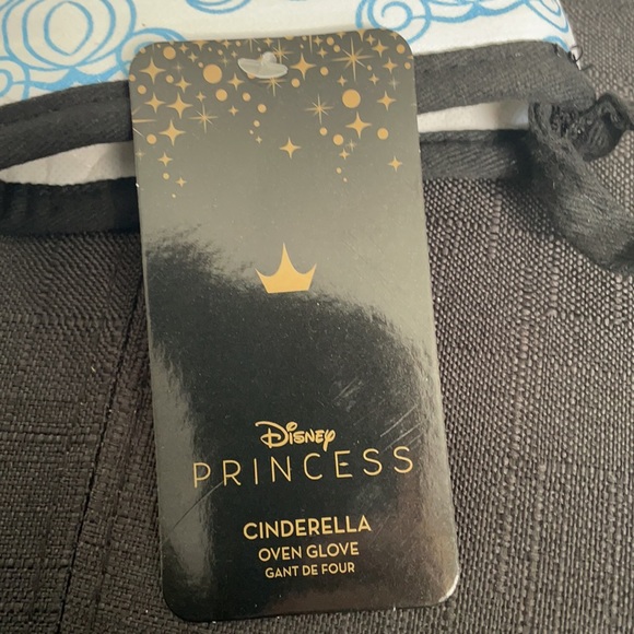 ๐ Disney Cinderella Oven Glove - Picture 2 of 4